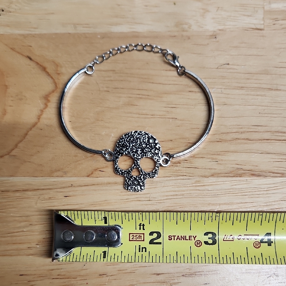 Skull Bracelet with Adjustable Chain And Pouch Silver Tone - Picture 4 of 6